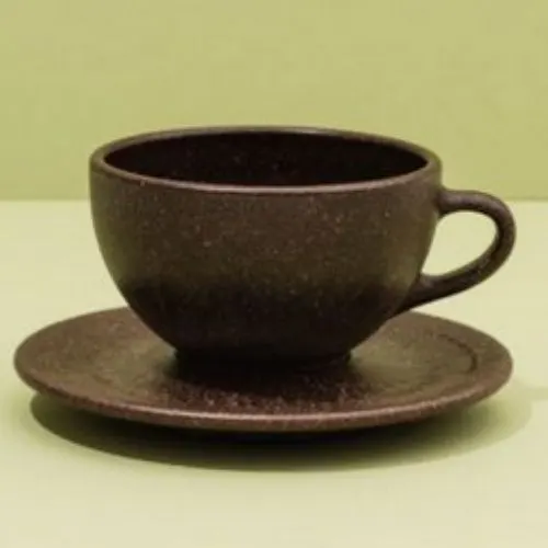 Aceite de café, tazas y macetas