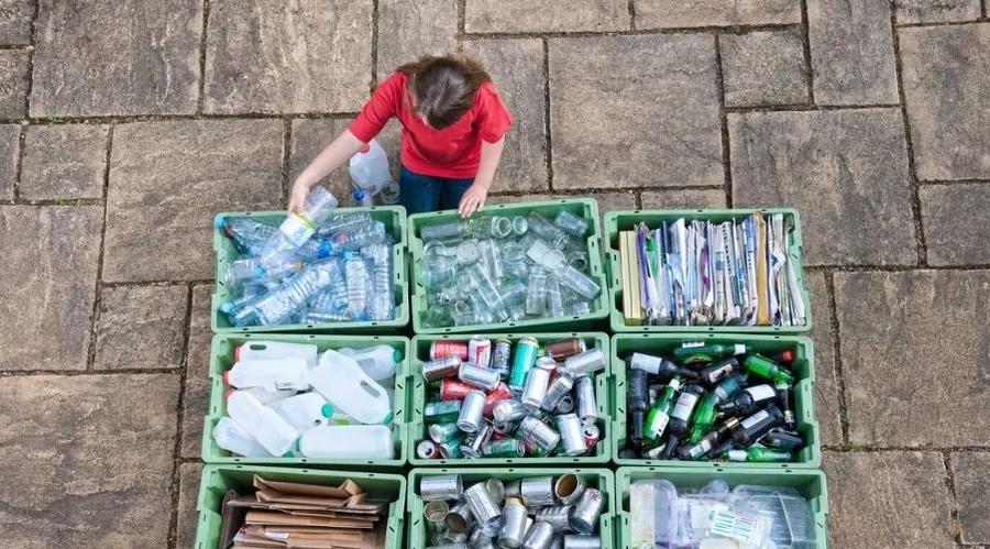 Reciclaje separado en cajas por tipo de material